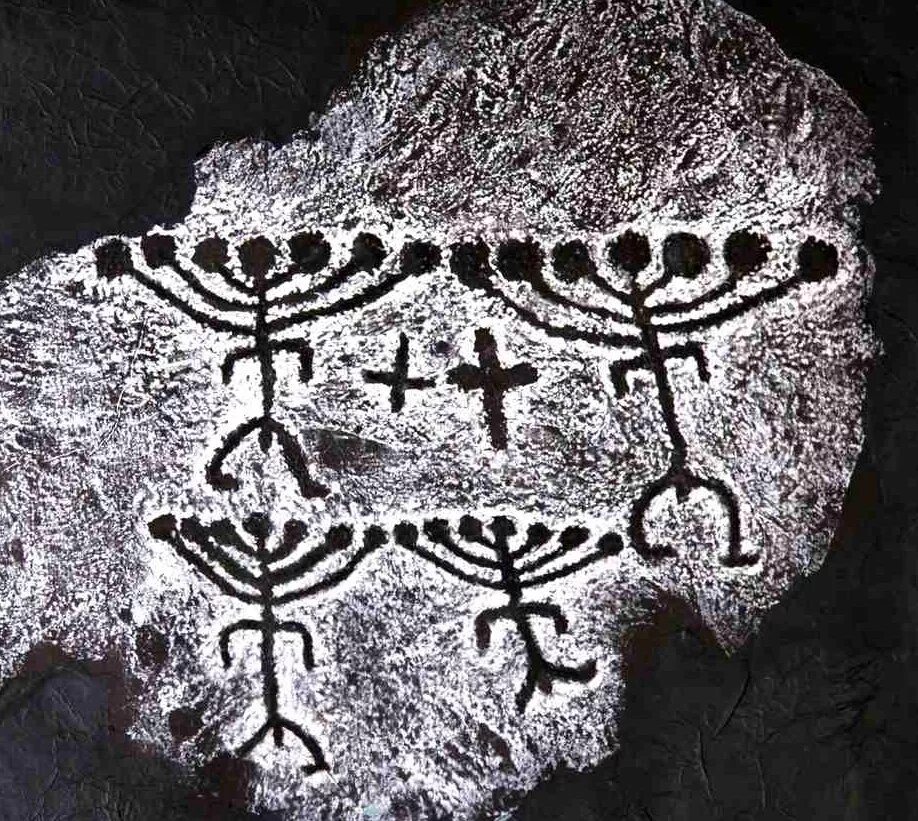 Хакасский краеведческий музей наскальная. Наскальные рисунки хакасии. Древние петроглифы хакасии. Окуневская личина хакасия. Петроглифы хакасии.