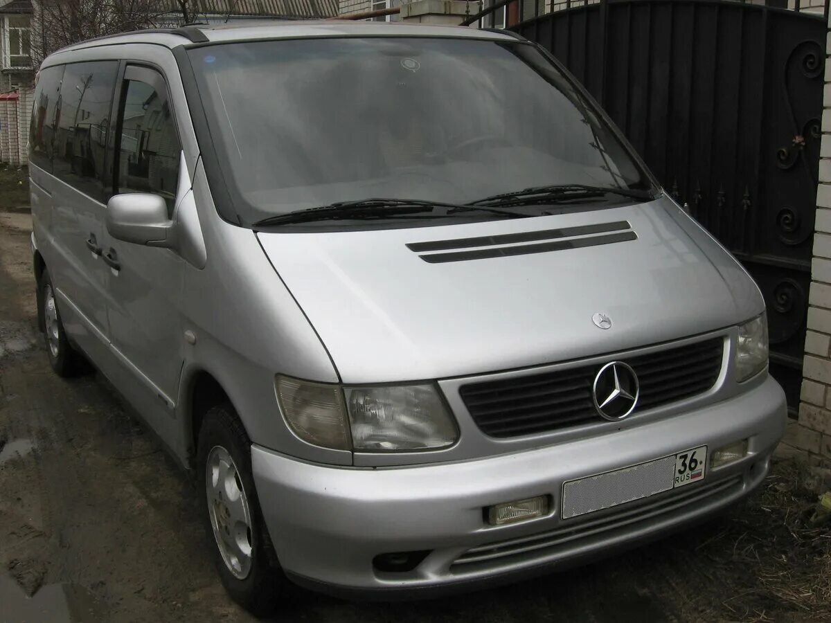 Серебристый Mercedes-Benz Vito 1997. Микроавтобус Мерседес 1997. Мерседес микроавтобус 1997 года. Мерседес микроавтобус 1997 u. Мерседес микроавтобусы бу купить