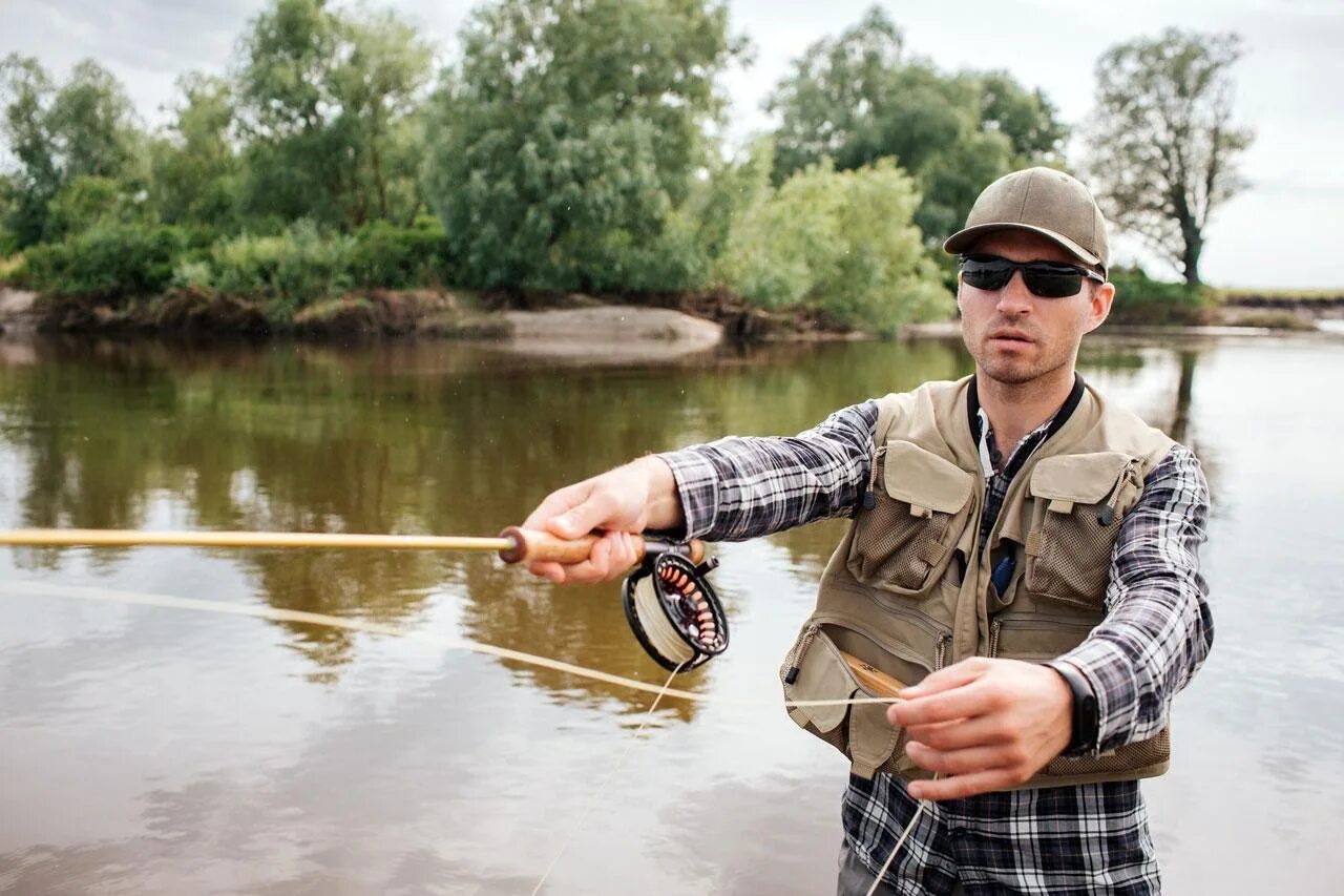 Is he a fisherman. Рыбак держит руку. Свитер Сириус Рыбак. Glasses for Fishing. Fishing him.