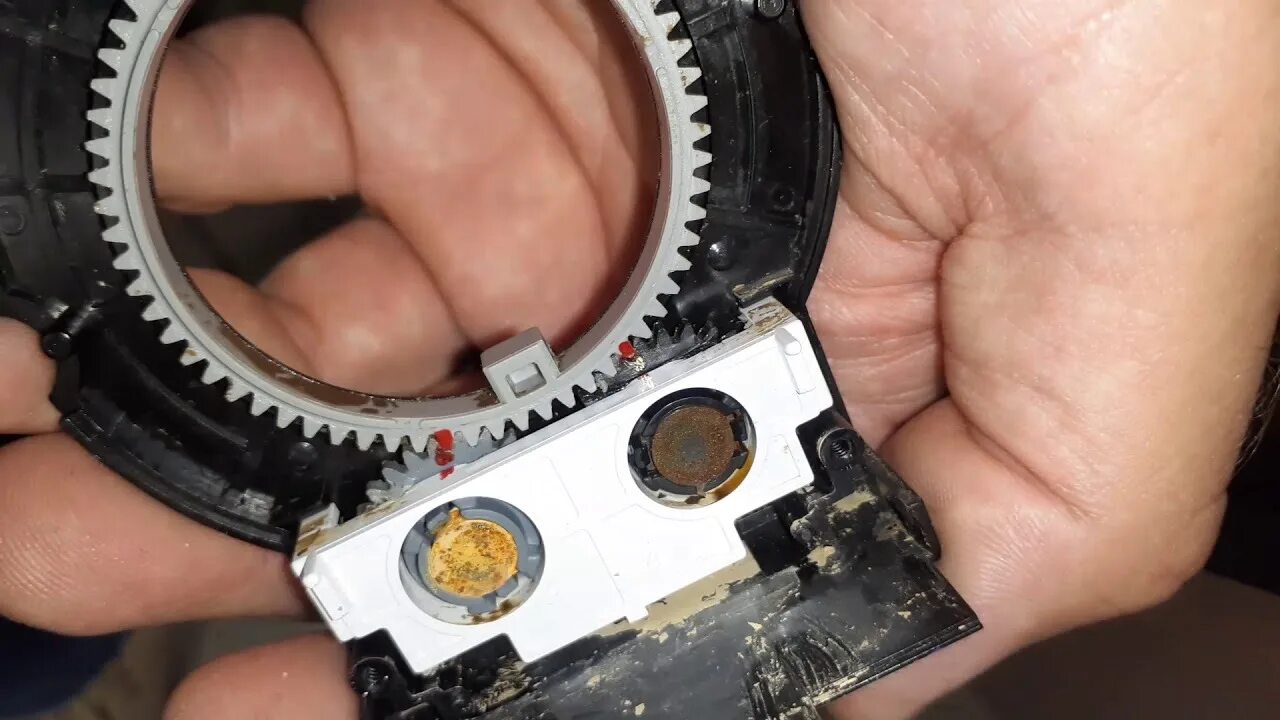 Как заменить датчик угла поворота 2007 BMW 525i Steering Angle Sensor Cleaning Part 1 (E60) YouTube