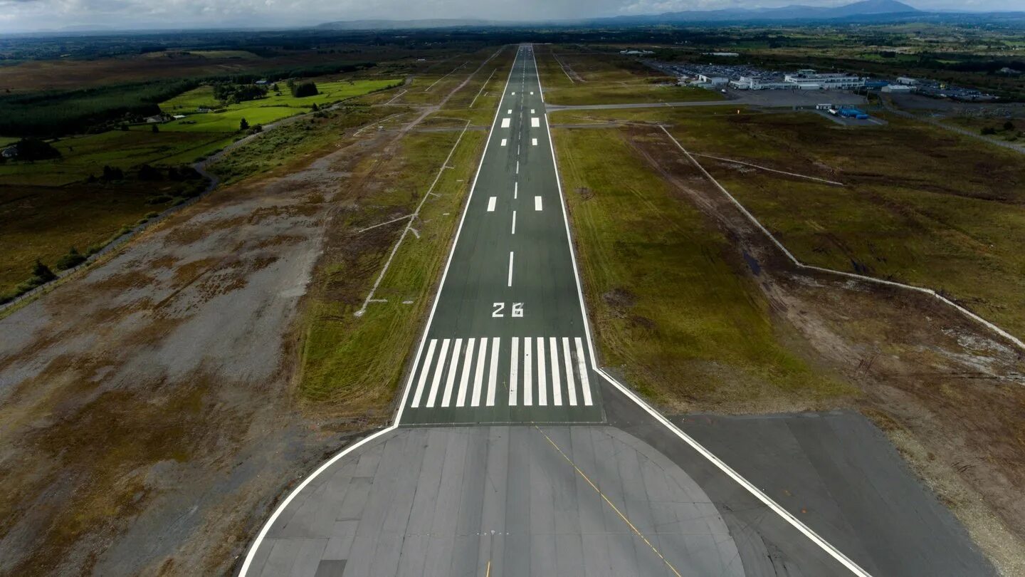 Airport road. Дублин аэропорт ВПП. Взлетно посадочная полоса аэропорта. Аэропорт Лукла Непал. Skyline Айдахо взлетно посадочная полоса.