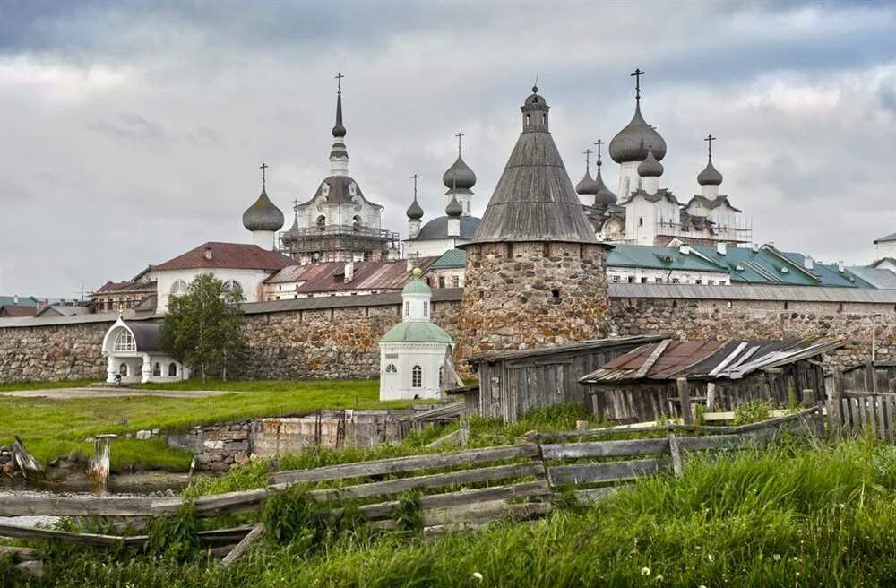 Соловецкие острова святыни. Спасо-Преображенский Соловецкий ставропигиальный мужской монастырь. Спасо-Преображенский мужской монастырь Соловки. Преображенский монастырь на Соловецких островах. Спасо Преображенский Соловецкий монастырь Архангельская область.