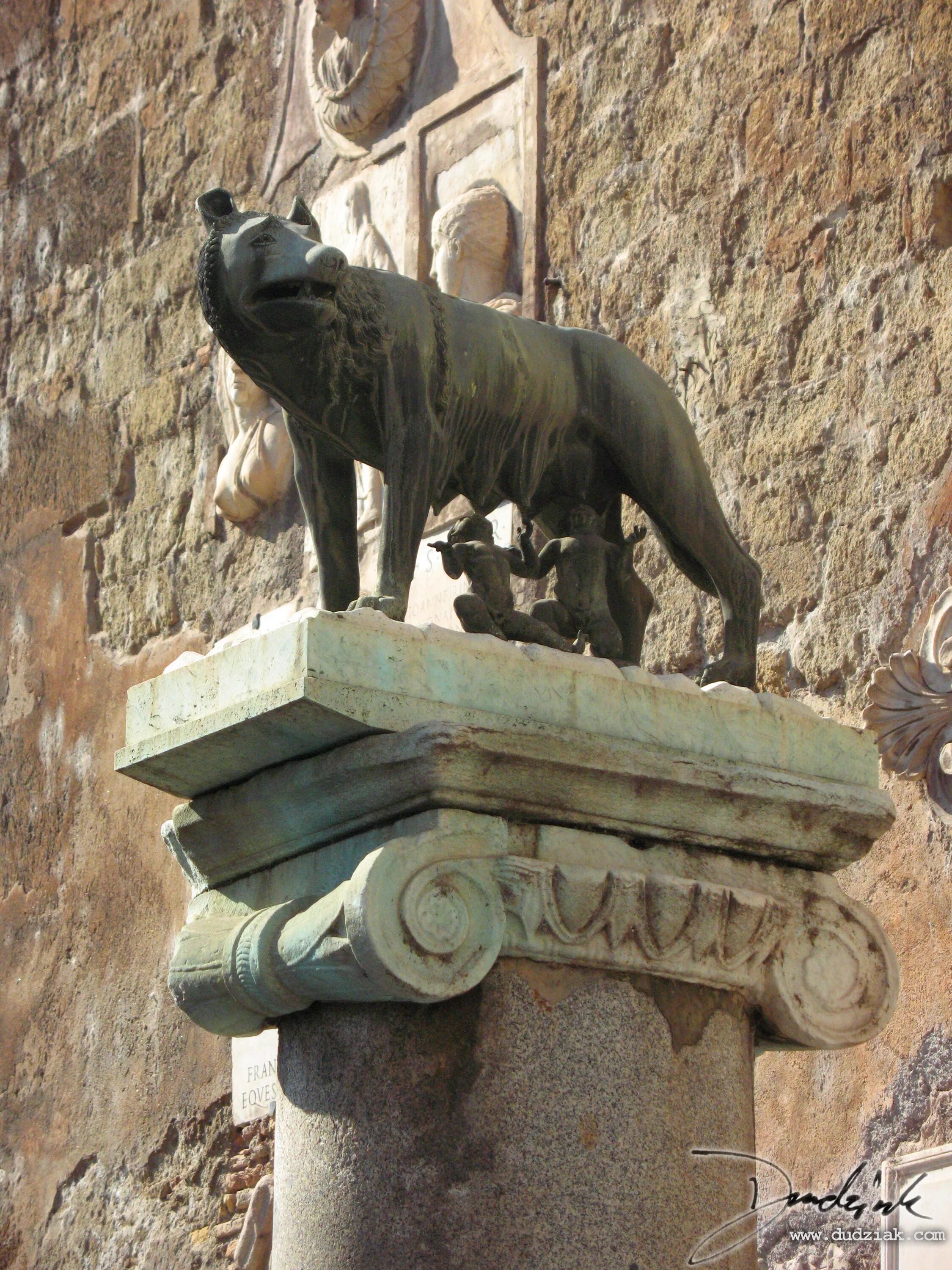 рим. памятник капитолийской волчице в риме. капитолийская волчица музей пушкина. ромул и рем волчица скульптура. бронзовая капитолийская волчица.