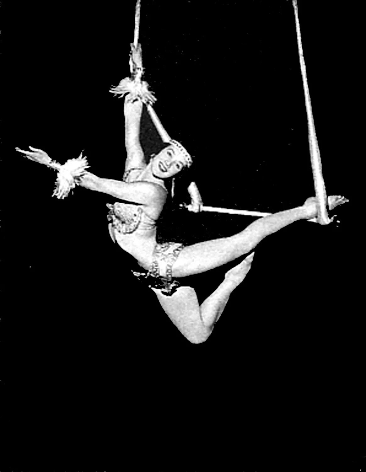 Trapeze перевод. Воздушные гимнасты в цирке. Акробаты в цирке. Советские акробаты. Воздушные гимнасты в 18 век.