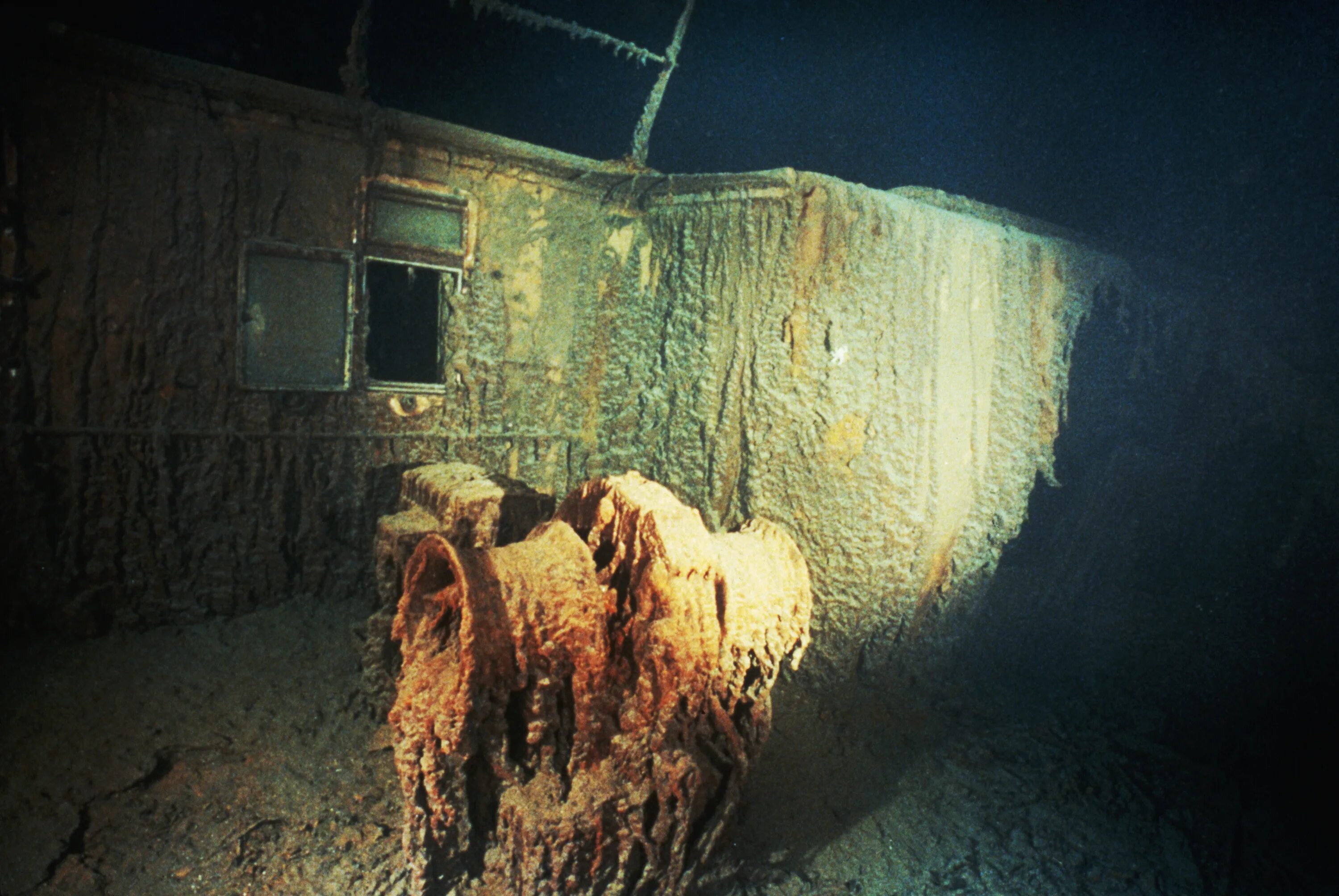 Затонувшие корабли Титаник. Титаник под водой. Титаник на дне. Затонувший Титаник внутри. Утонул корабль сегодня