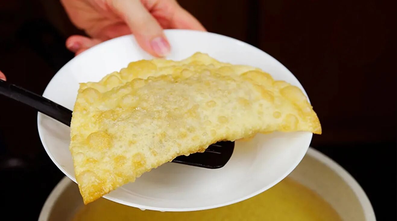 Чебуреки рецепт кухня наизнанку. Кухня наизнанку чебуреки на заварном тесте. идеальный чебурек. кухня наизнанку чебуреки идеальные. кухня наизнанку тесто для чебуреков.