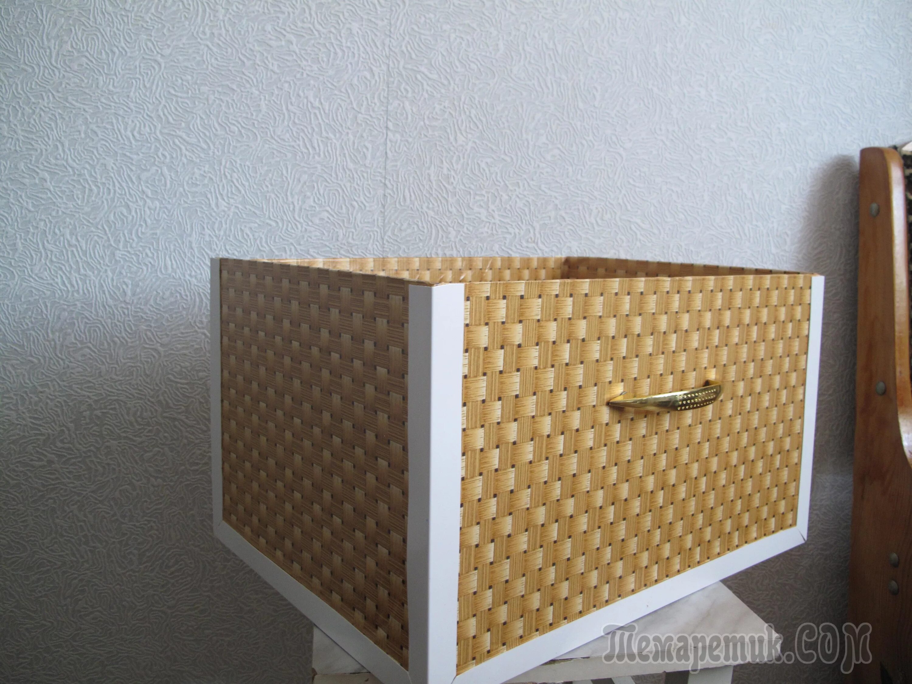 поделки из остатков пластика. что сделать из остатков панели. обклеить комодик. полочка из пластиковых труб. декор для комнаты своими руками.