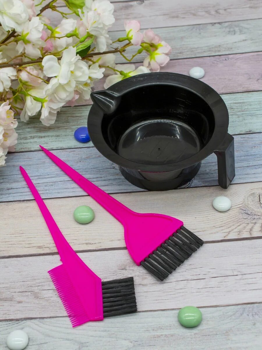 инструменты для окрашивания. инструменты для окрашивания волос. миска и кисточка для окрашивания. инструменты для окрашивания волос. набор для окраски волос.