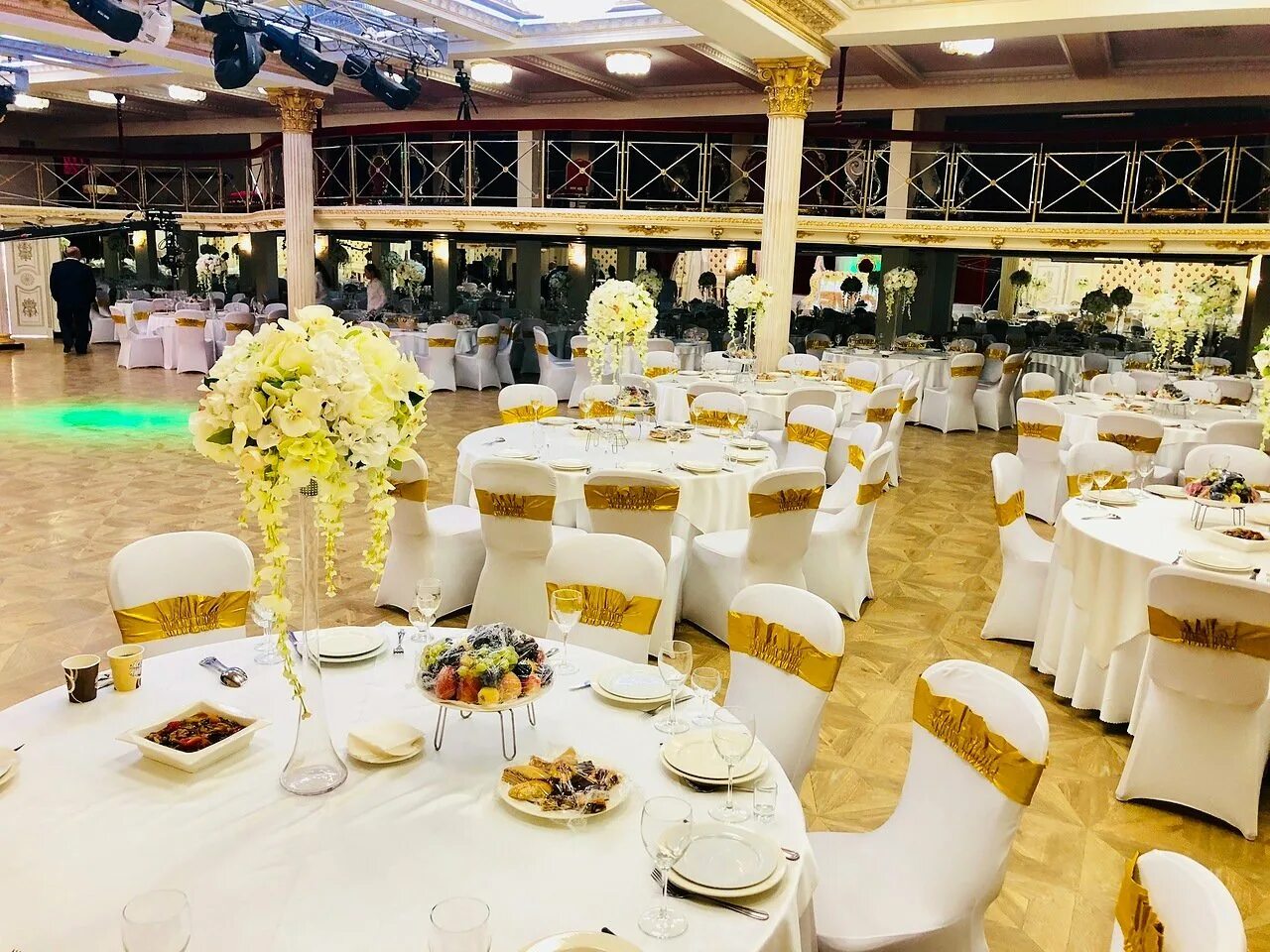 зал суриков внуково вилладж. золотой зал омск. внуково виладж картмазово. внуково вилладж банкетный зал. ресторан картмазово.