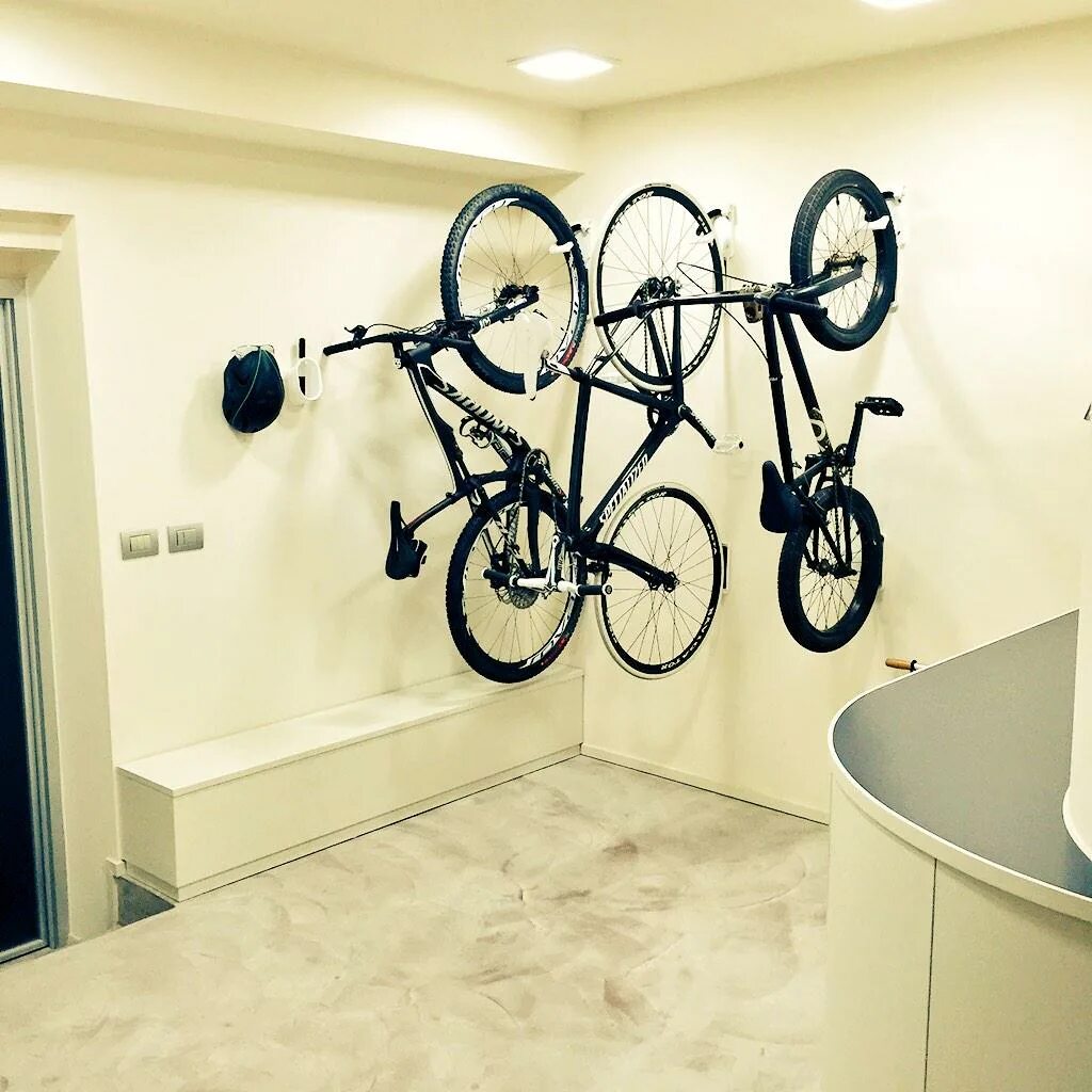 Велосипеды стен купить. Велосипед в интерьере. Велосипед в интерьере квартиры. Велосипед на стене. Хранение велосипедов.