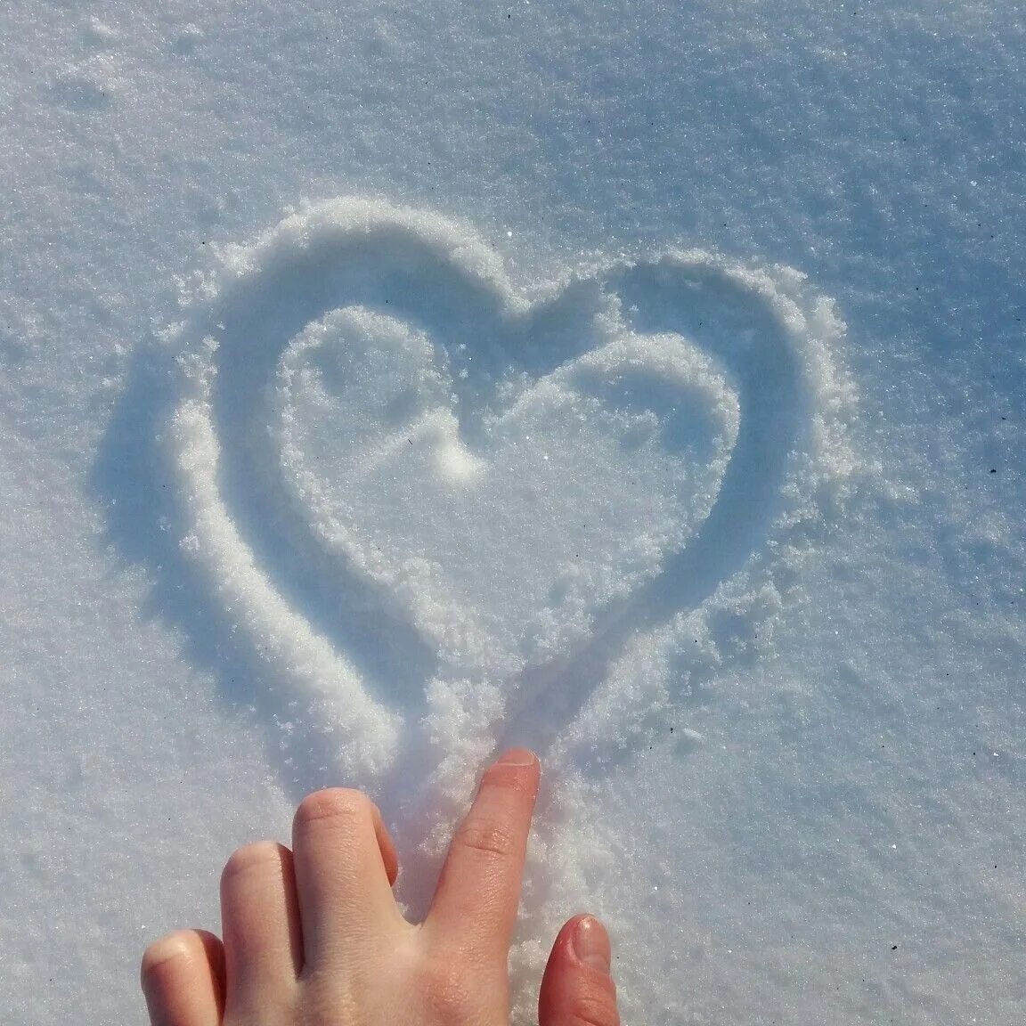 В тепле сердце в льдах. Сердце из снега. Сердце на снегу. Сердечко из снега. Сердечко на снегу.