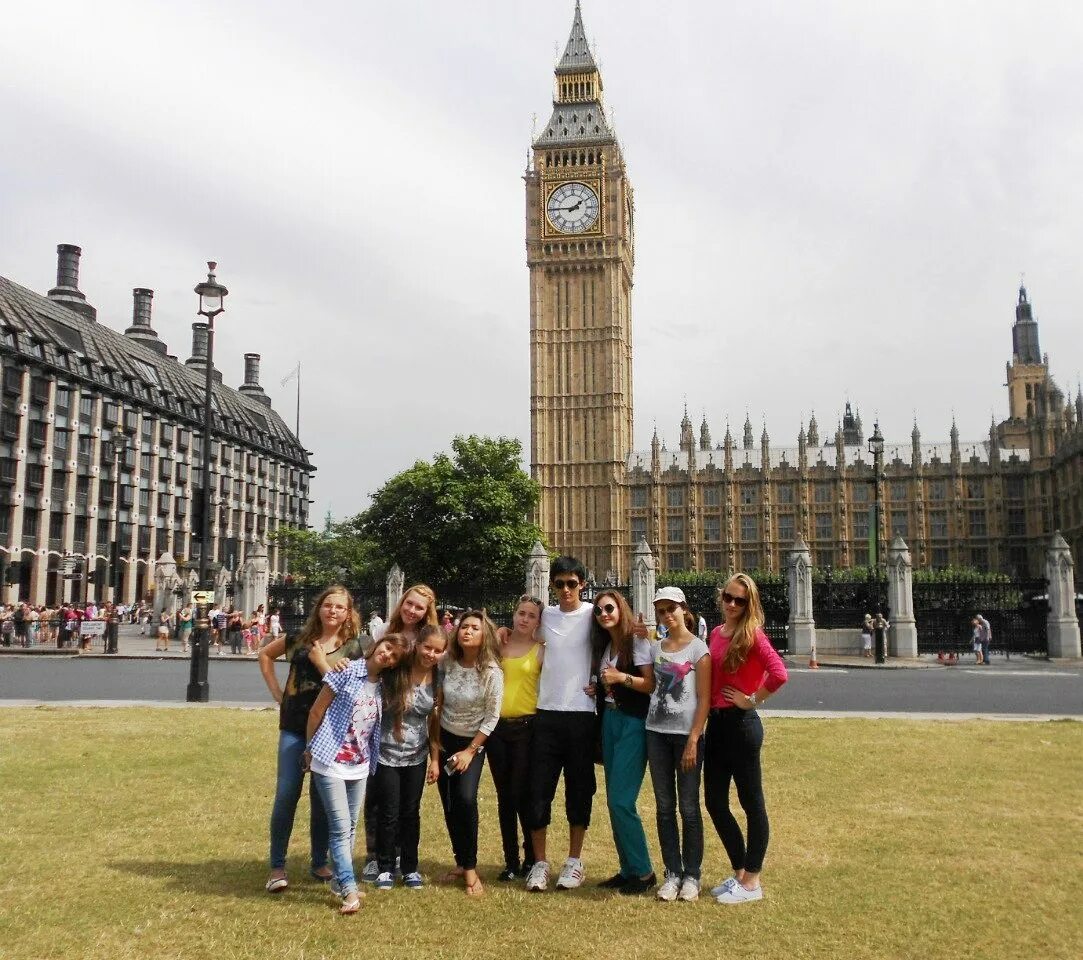 Школы Англии Лондон. Туристы в Великобритании. Туристы в Лондоне. Студенты Лондона. English description