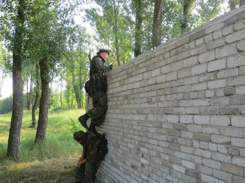 Форум подсажу. Преодоление забора. Военные по стенам. Военнослужащий забор. Подсадка спецназа.