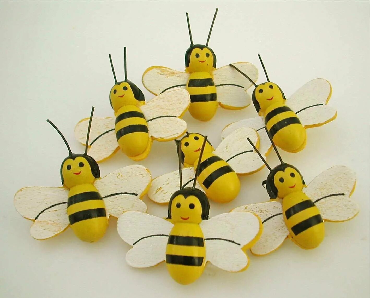 Сделать пчелу своими руками. Пчелки из бутылочек Актимель. Пчёлка из Киндер сюрприза. Пчелки из киндеров и улей. Пчела из пластиковой бутылки.