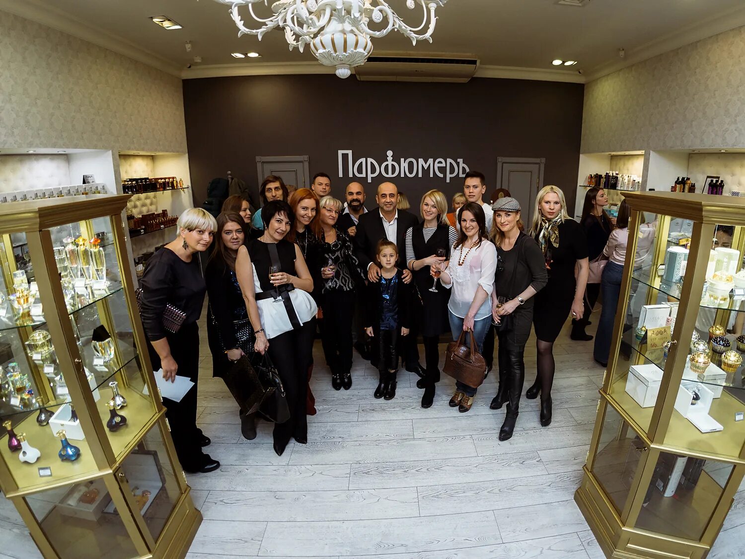 интерьер луи виттон. молекула парфюмерный магазин. магазин духов в санкт петербурге. парфюмерный салон. салон духи.