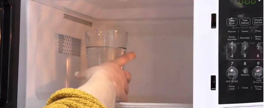Можно ли стеклянный стакан в микроволновку. Стакан воды в микроволновку. разогревать воду в микроволновке. стакан воды в микроволновке. стакан в микроволновке.