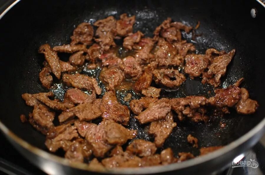 Вкусный бефстроганов. Бефстроганов. бефстроганов из говядины в сковородке. бефстроганов на сковородке. говядина бефстроганов на сковороде.