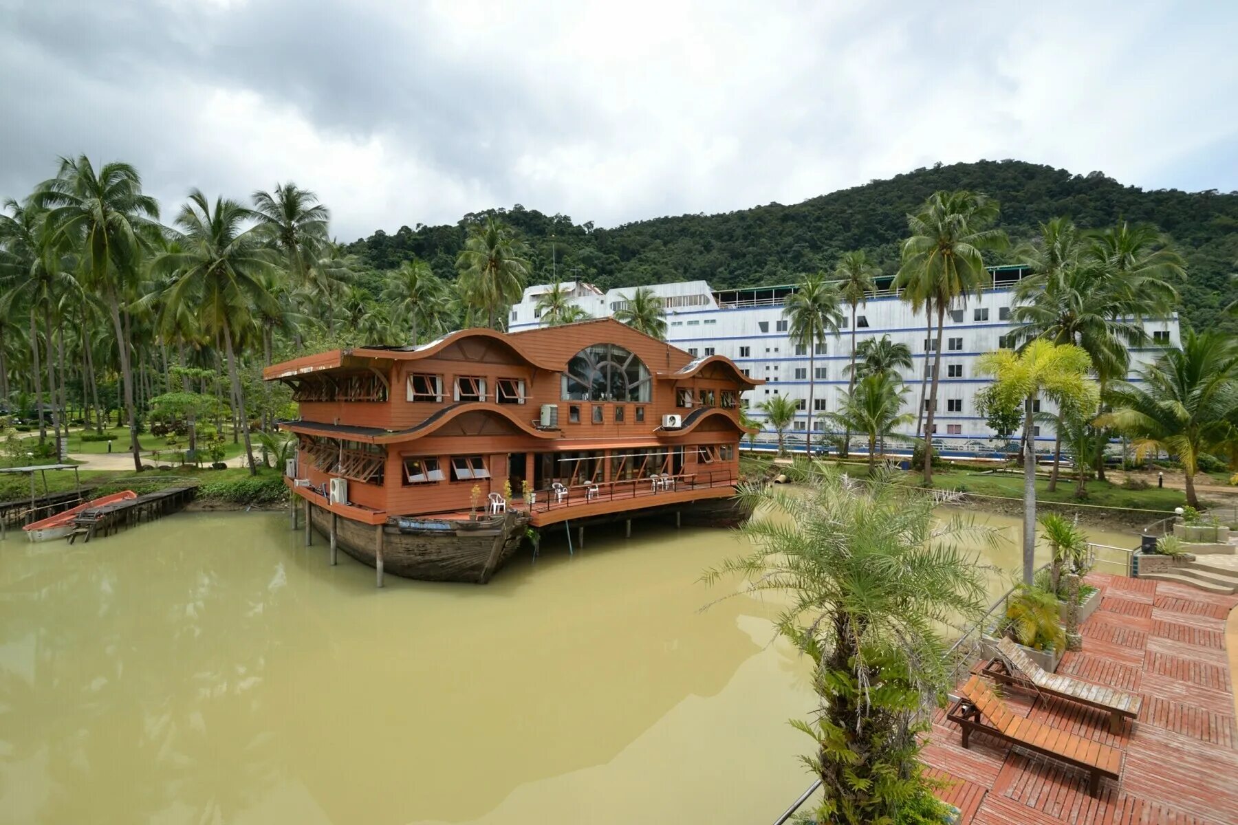 Чанг против чанга. Гранд Лагуна ко Чанг. Grand Lagoona Koh Chang Resort, Таиланд. Koh Chang Grand Lagoona корабль. Заброшенный отель корабль ко Чанг.