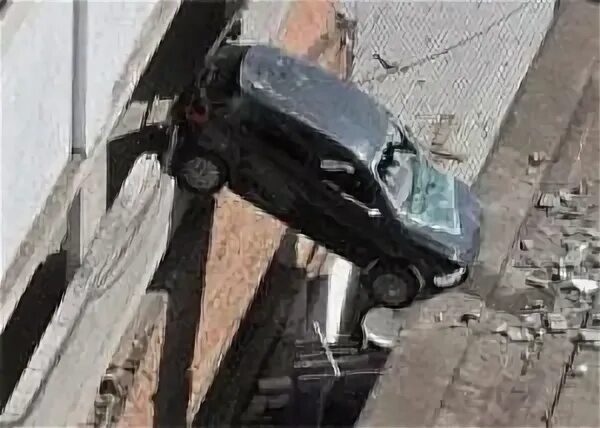 Стена паркинга. Порше пробил стену паркинга. Машина на парковке. Порше пробил стену паркинга. Автомобиль во дворе.