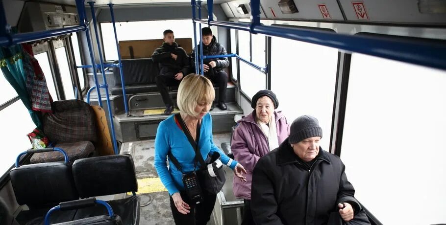 Проезд в общественном транспорте омск. Патп белово кондуктора. контролер общественного транспорта. кондуктор в автобусе. автобус омск.