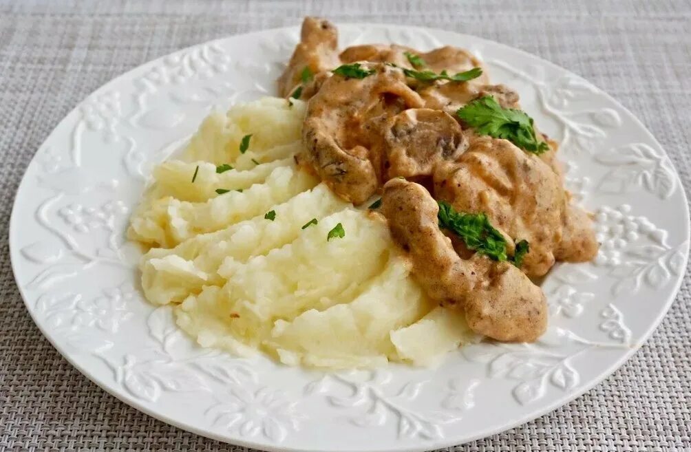 Бефстроганов с пюре. Бефстроганов из говядины с грибами и картофельным пюре. бефстроганов с грибами и картофельным пюре. грибной бефстроганов. бефстроганов с соусом бешамель.