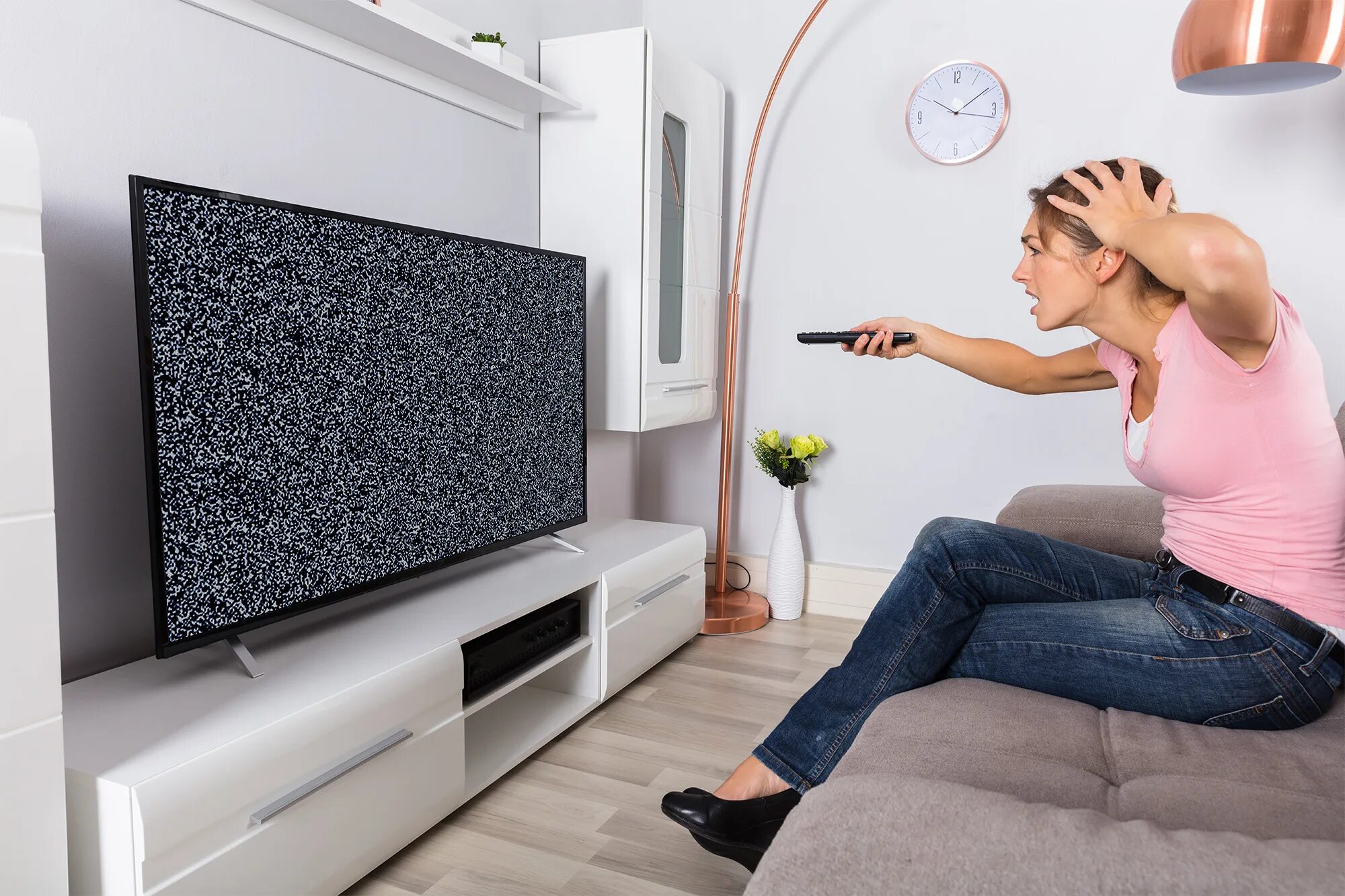 Isn t working. Шум телевизора фото. кондиционер телевизор и монитор на кухне. television working. полная работа телевизора.