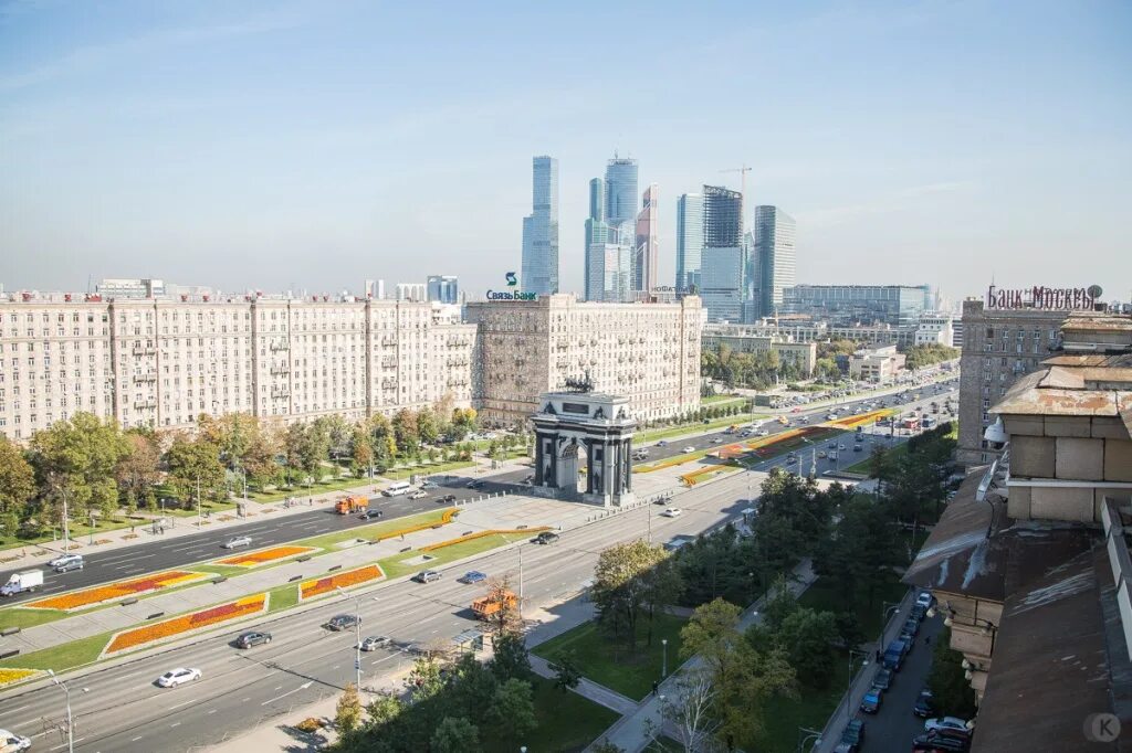 Кутузовский бульвар. Кутузовский проспект 30 крыша. кутузовский район москвы. кутузов проспект. кутузовский проспект 2000 год.