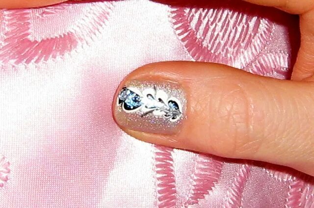 Дизайн ногтей с помощью иголки. Маникюр с разводами на ногтях. Маникюр с иголочкой. Рисование иголкой на ногтях. Рисунки на ногтях иголкой.