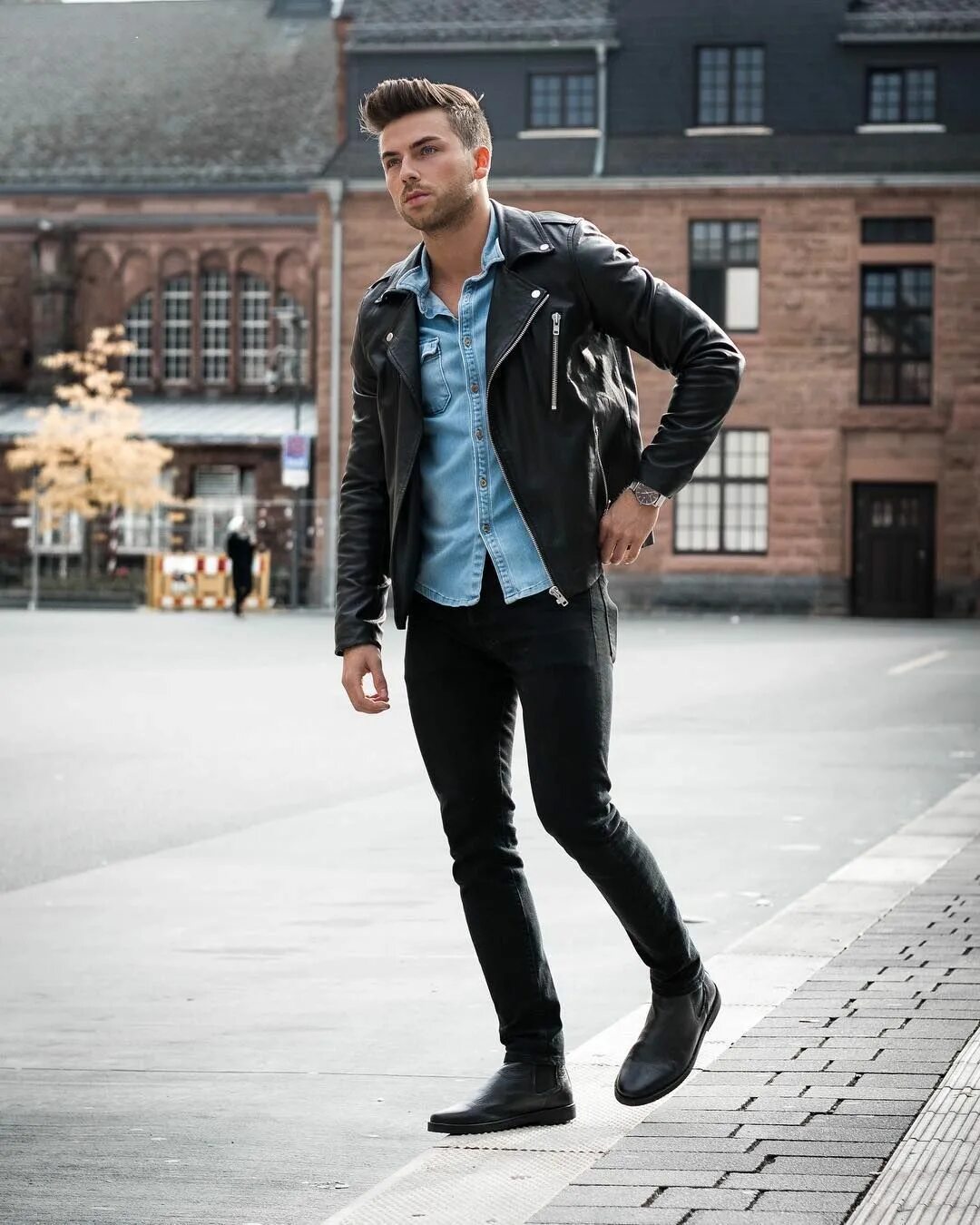 Барбара палвин уличный стиль. Джинсы с кожаной курткой. Мужской стиль с кожанкой. Брюки кожаные. Мужчины стиль кожанка черные джинсы челси.