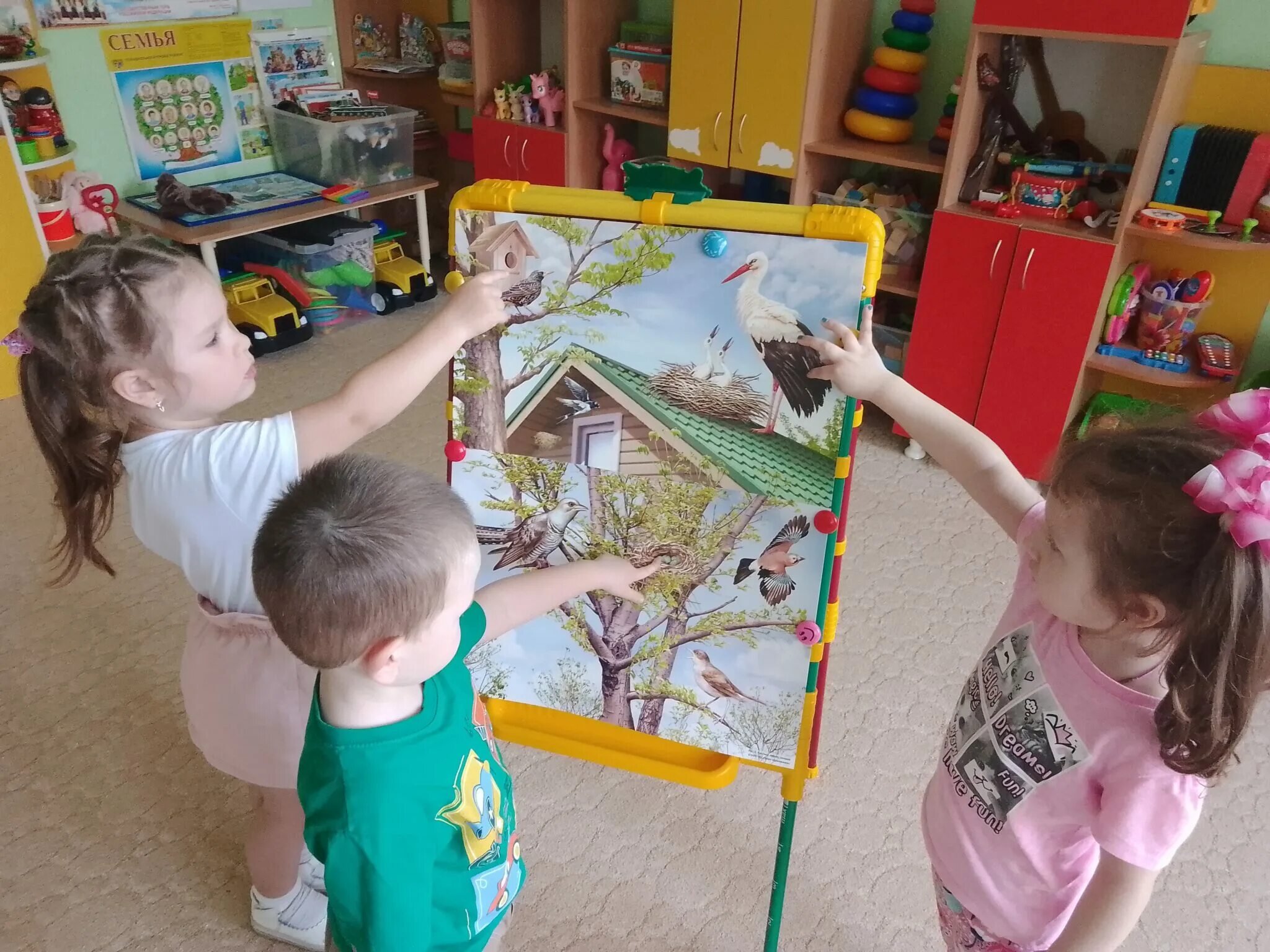 Предметы-заместители в игре. Сад детский картинка презентация проста. Проект день без игрушек. Игры для детей в детском саду. Предметно пространственная среда в детском саду.