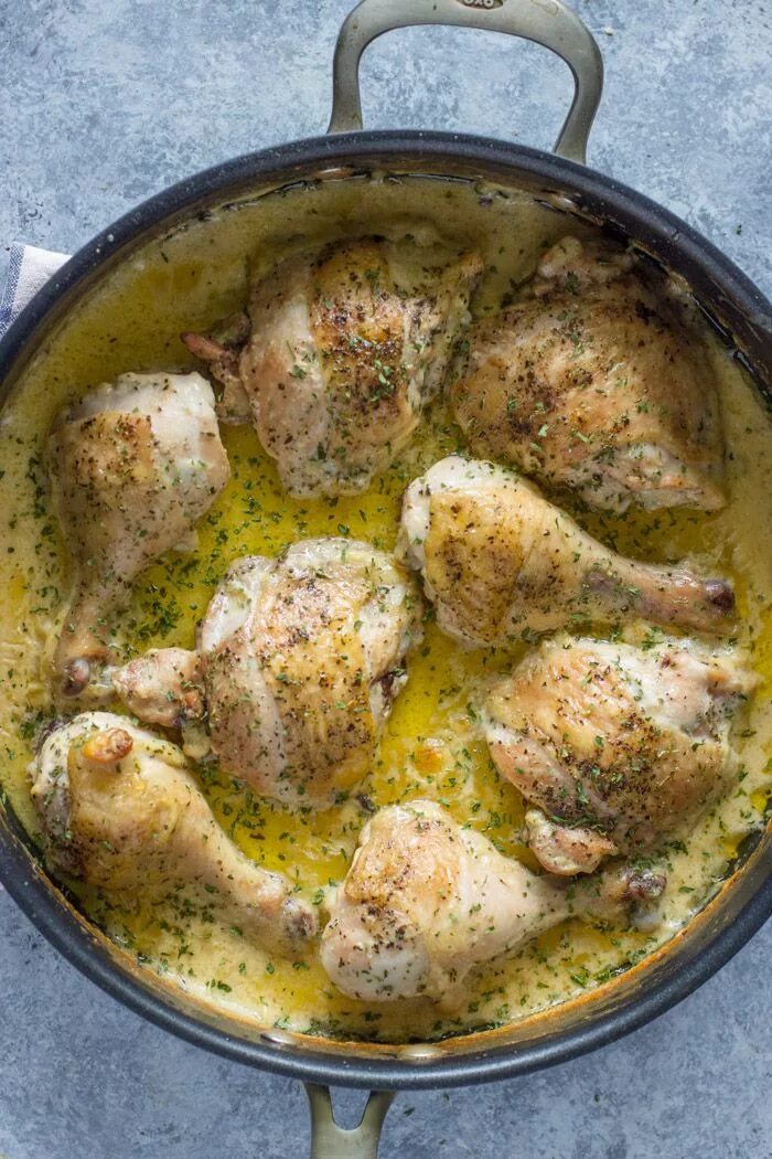 Как приготовить кур голень на сковороде. Курица приготовленная. Курица в духовке. Куриные ножки на сковороде. Курица в сливочном соусе в духовке.