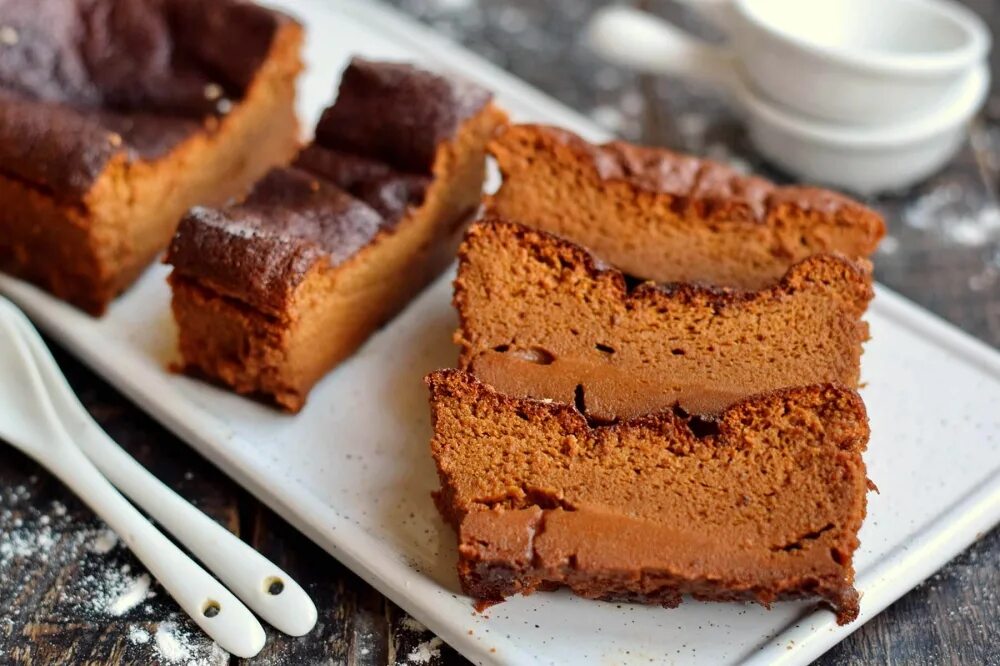 Рецепт десертов из сгущенки. Десерт со сгущенкой без выпечки. Десерт с печеньем и сгущенкой. Трайфл карамельная груша. Десерт из заварного крема.