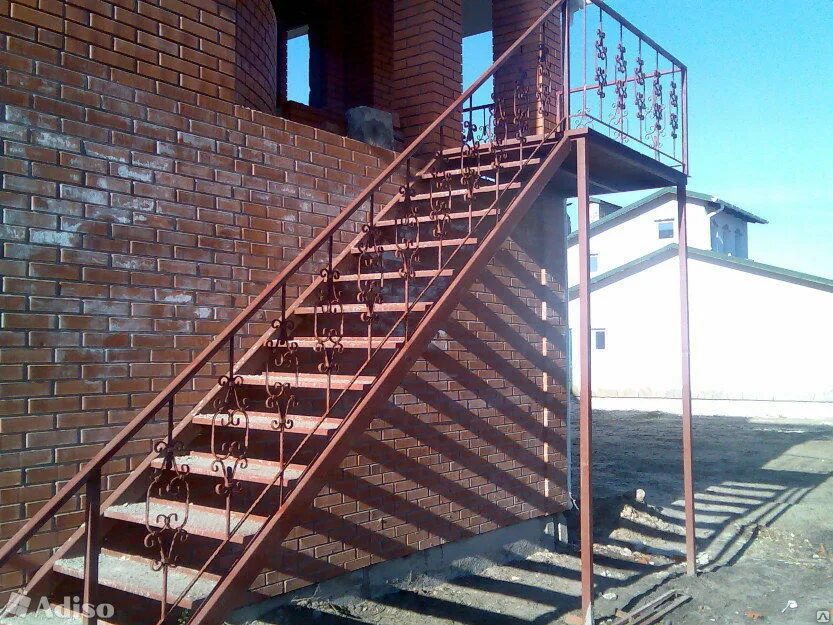 Наружная металлическая лестница. Лестница металлическая уличная. Наружная лестница на второй этаж. Железная лестница.