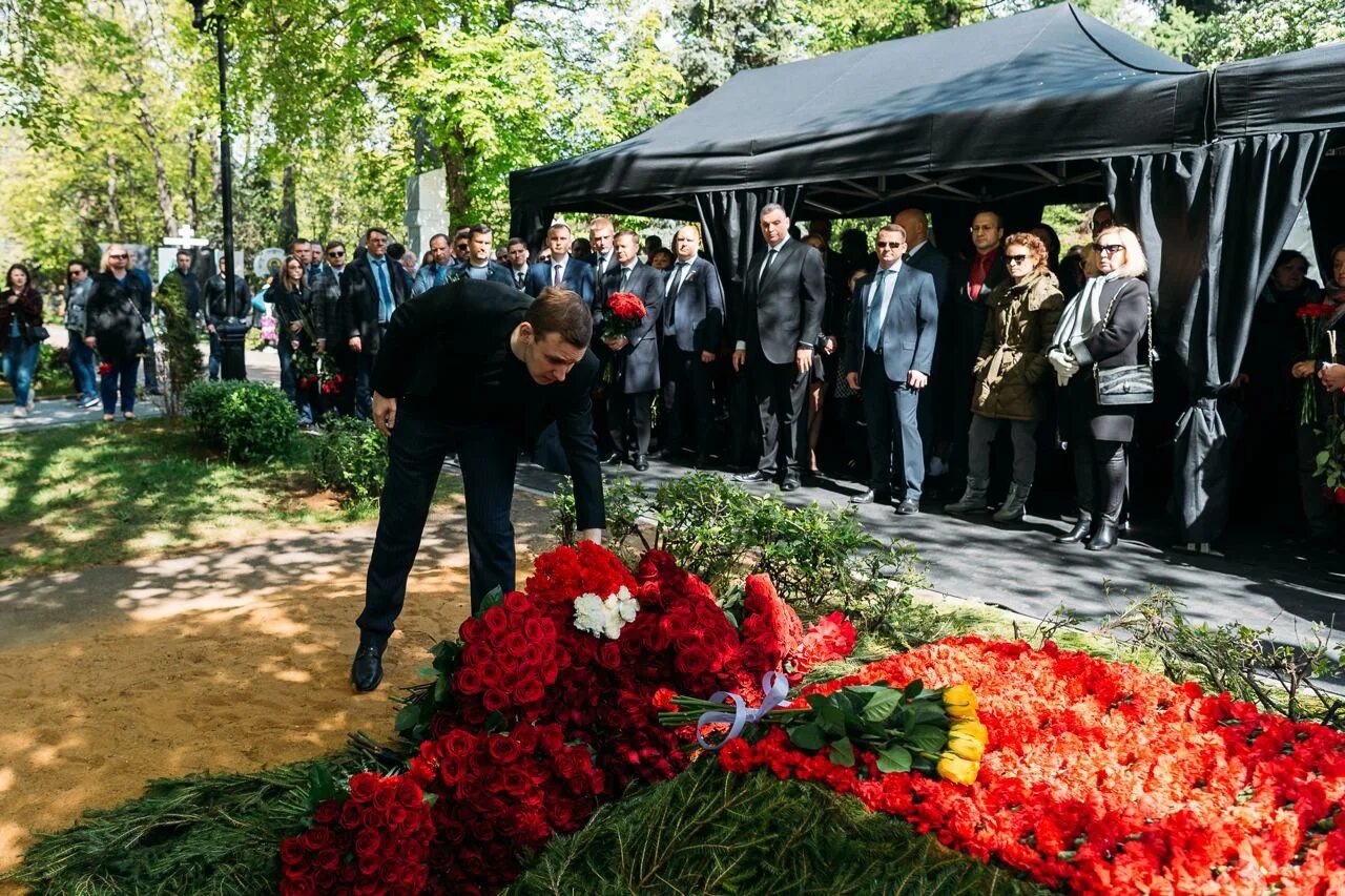 Когда 40 дней после смерти навального. Новодевичье кладбище Жириновский. Могила Жириновского. Могила Жириновского на Новодевичьем.