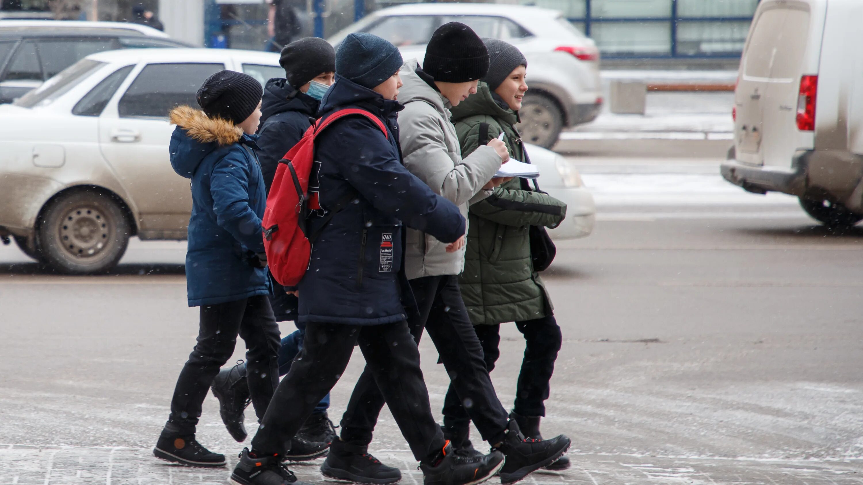 Толпа школьников Манифест. Человек возле остановки. Новости сегодня.