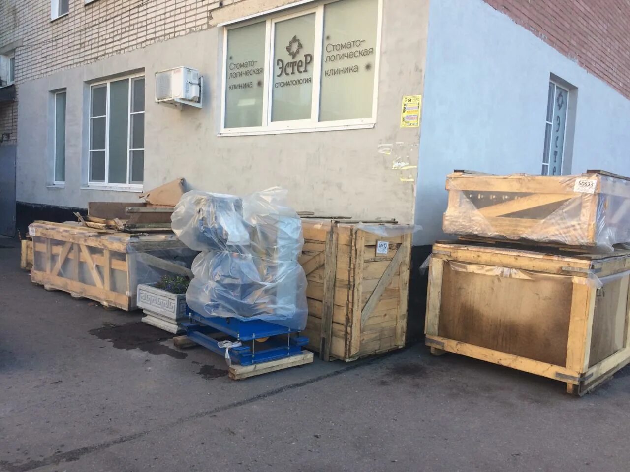 капремонт великий. фасадные работы. великий новгород капремонт. картинка капитальный ремонт многоквартирных домов. мусорка во дворе.