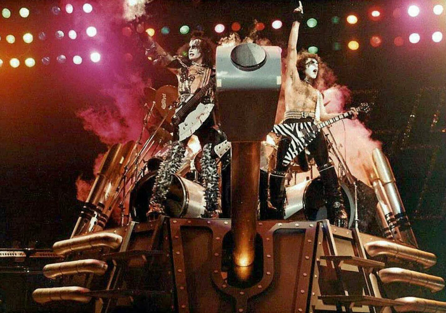 Концерт группы танк. Группа Кисс в 1977 году. Группа Kiss на сцене. Барабаны Кисс. Поцелуй на рок концерт.