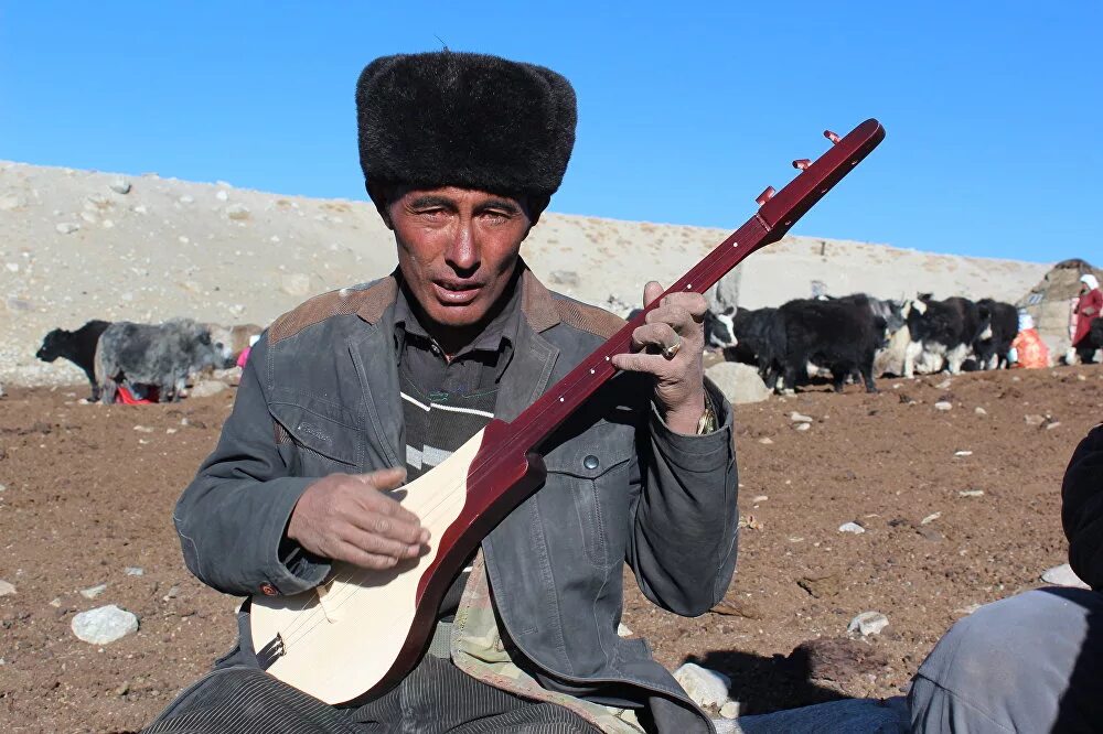 Кыргызский костюм. Самая длинная киргизская. Киргизские длинные имена. Кыргызы внешность. Бишкек школа №40.