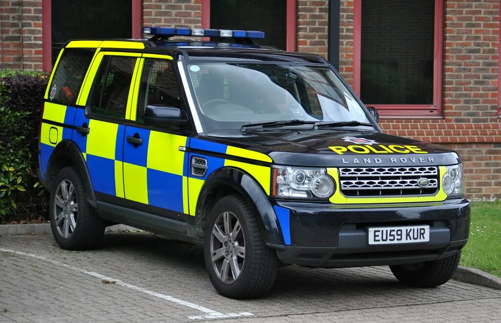 3 полицейских. Land Rover Discovery Police. Полицейский ленд Ровер Дискавери. Ленд Ровер полиция Великобритании. Land Rover Discovery 2012 Police.