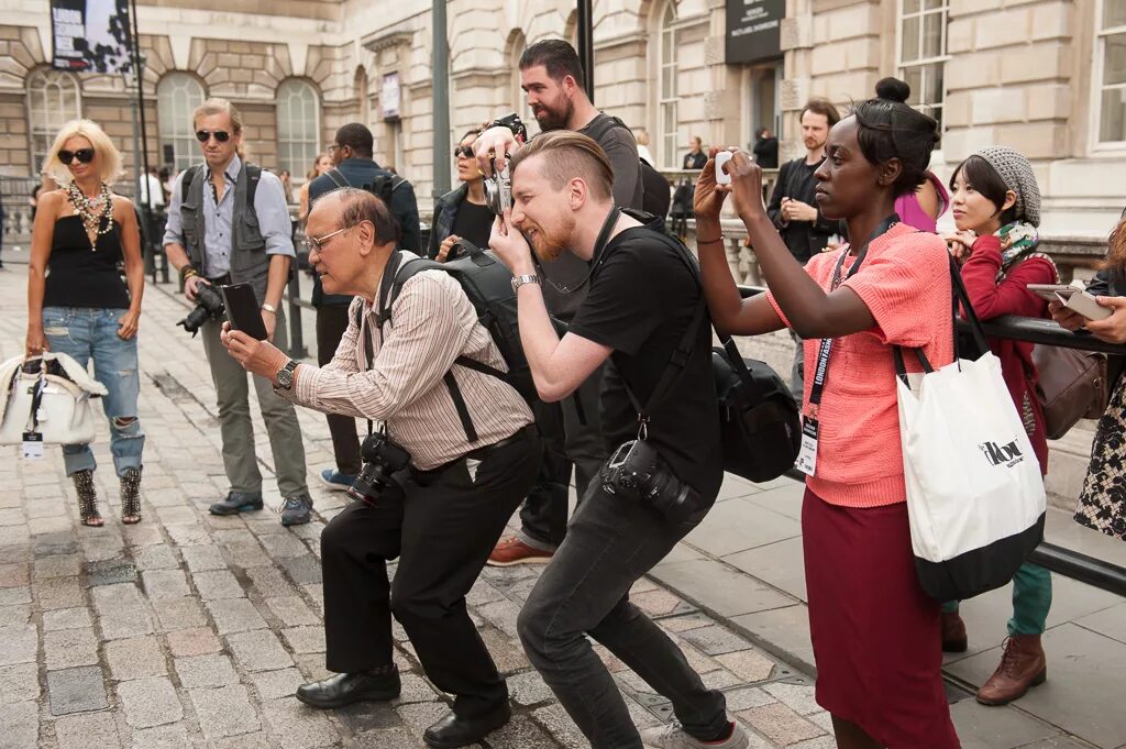 Удивление людей на улице. Нью йорк люди. Удивленным прохожим. Удивленные прохожие. Удивленным прохожим.