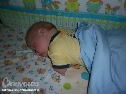 Переворачивается на живот во сне и плачет