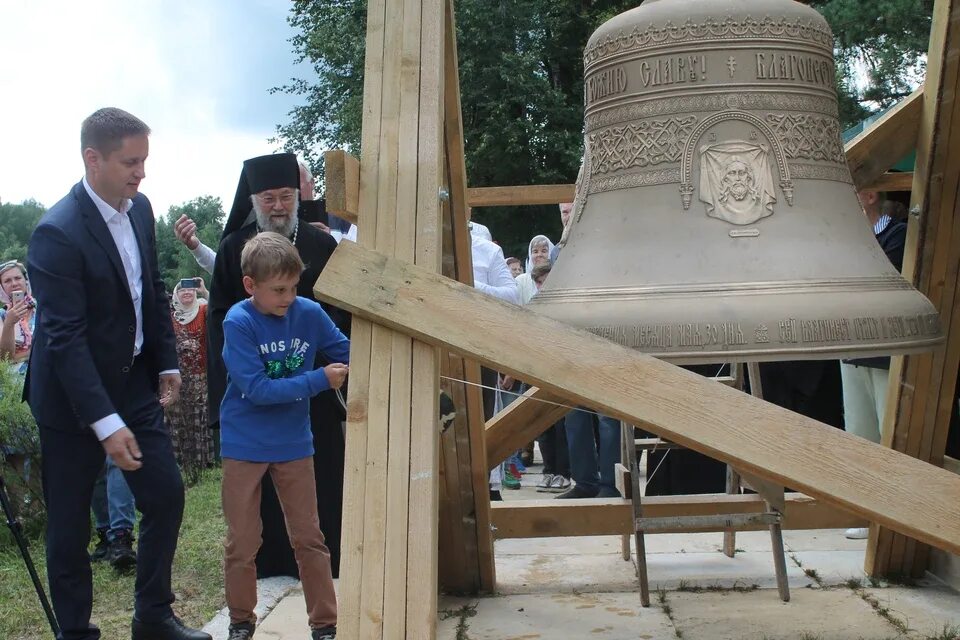 Храм Алексея Леонова. Леонов у Свято-Андреевского храма. Храм в Андреевке звон.