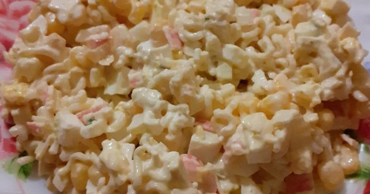 Салат с роллтоном и колбасой и помидорами. Салат с роллтоном и крабовыми. Салат с плавленным сыром и крабовыми. Салат роллтон колбаса огурец. Салат из роллтона и яиц.