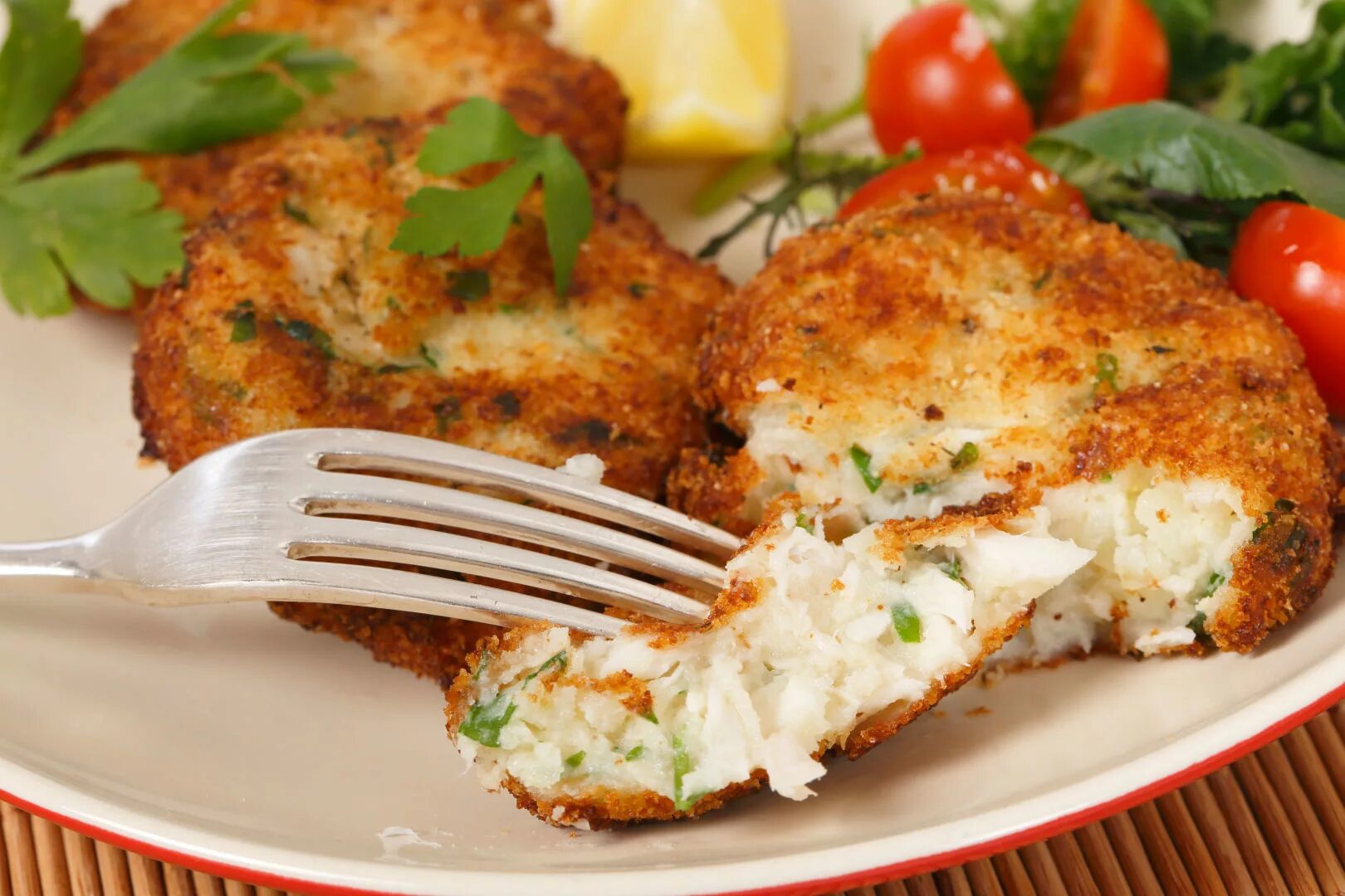 Рецепт вкусных котлет из рыбы. Блюда из рыбы. рыбные котлетки. котлеты фото. котлеты из трески.