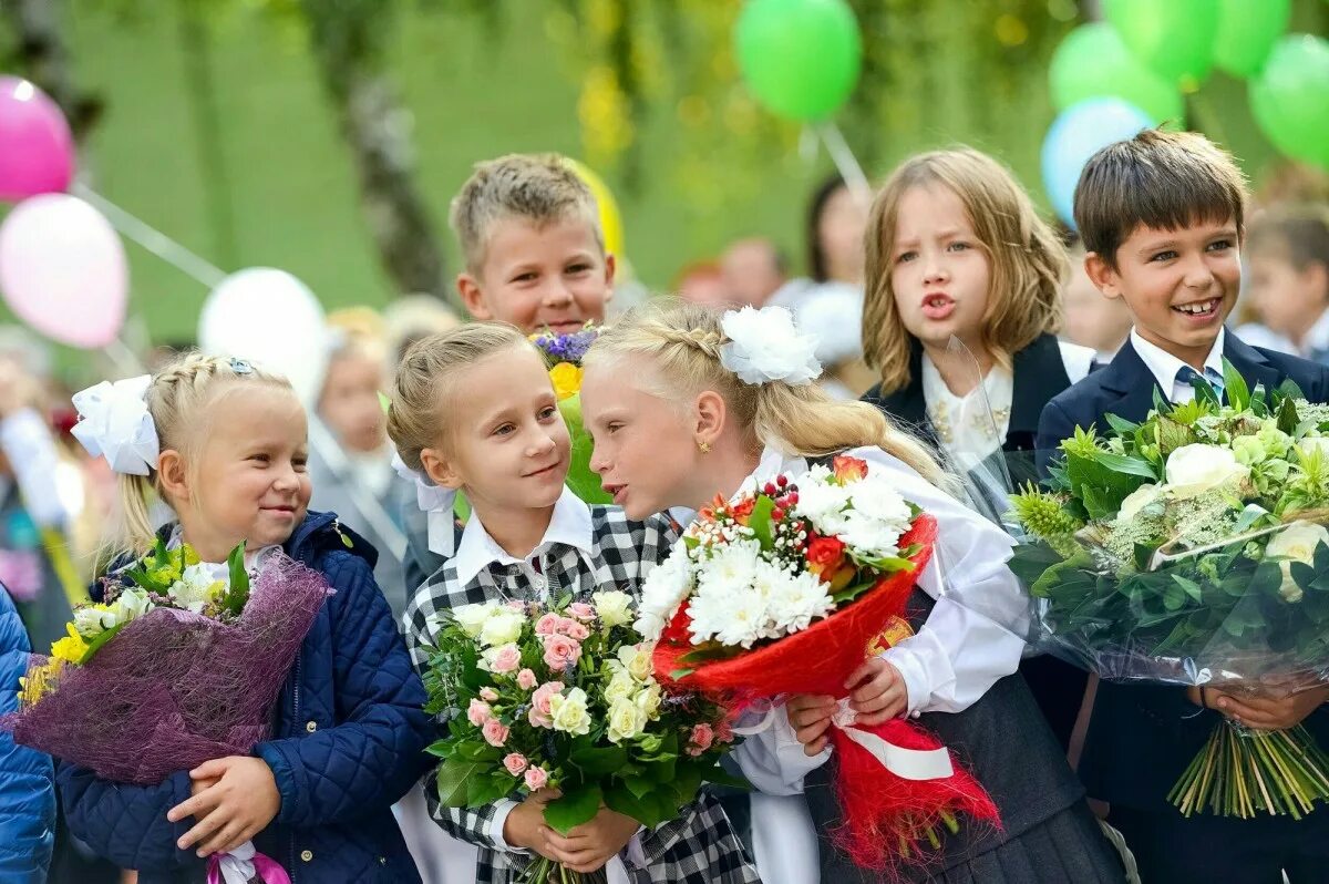 Новый учебный год в городе. Фото первоклассников. Первое сентября. 1 Сентября фото первоклассников. Линейка в школе.