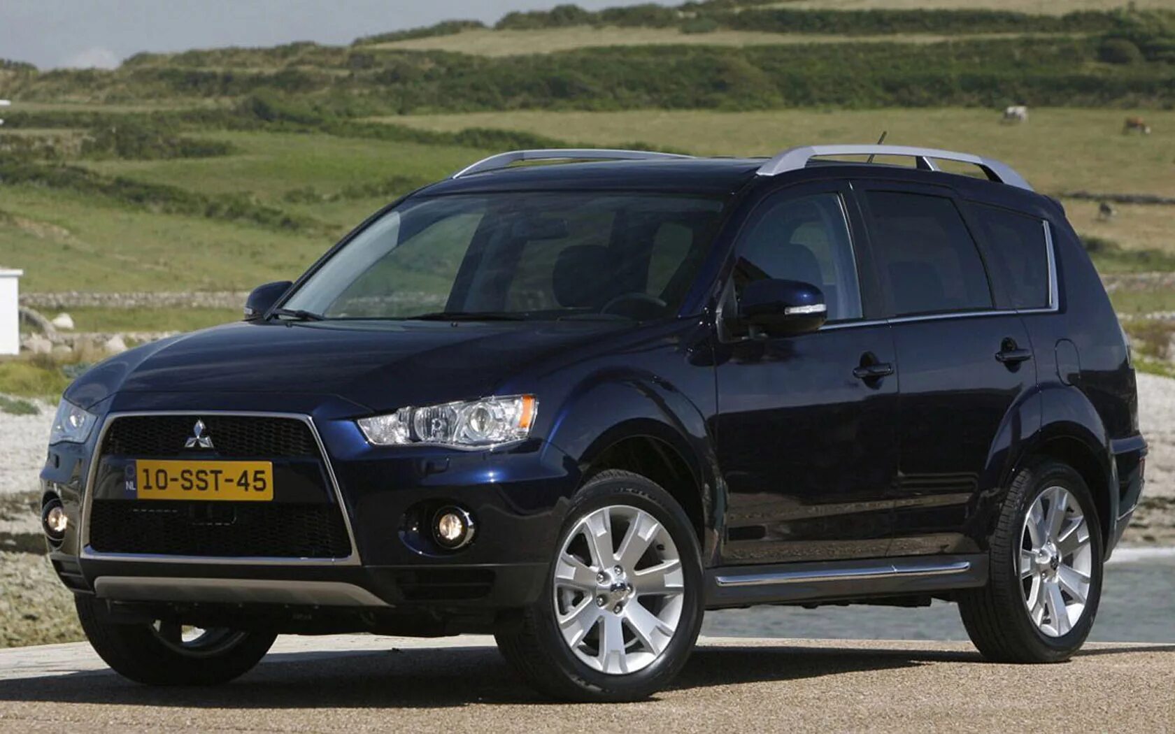 Mitsubishi outlander xl 2012. Mitsubishi Outlander XL 2010. Митсубиси Аутлендер XL 2012. Мицубиси Аутлендер ХЛ 2010.