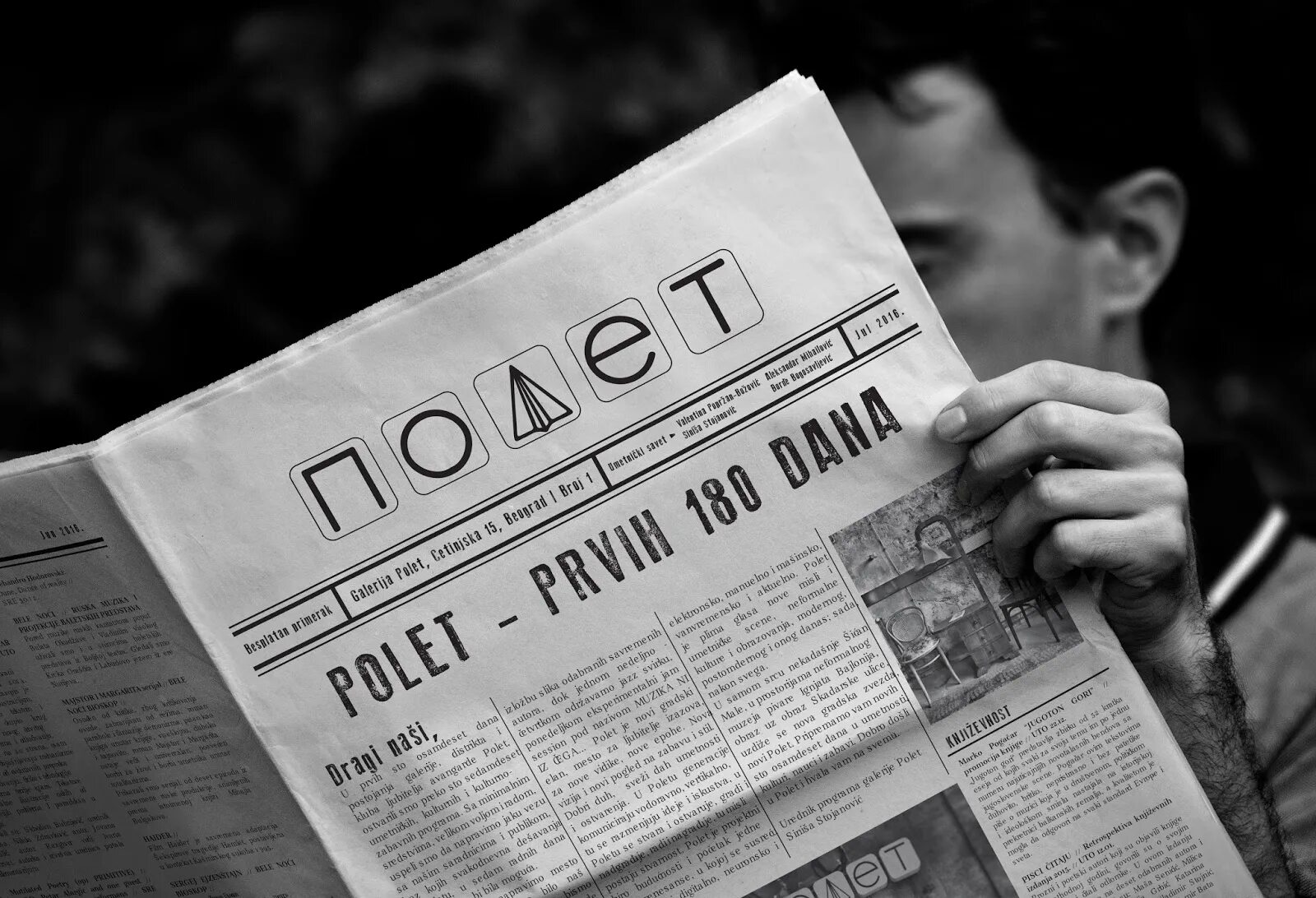 Newspaper here. Газета летит. Смятая газета. Летающая газета. Газеты падают.