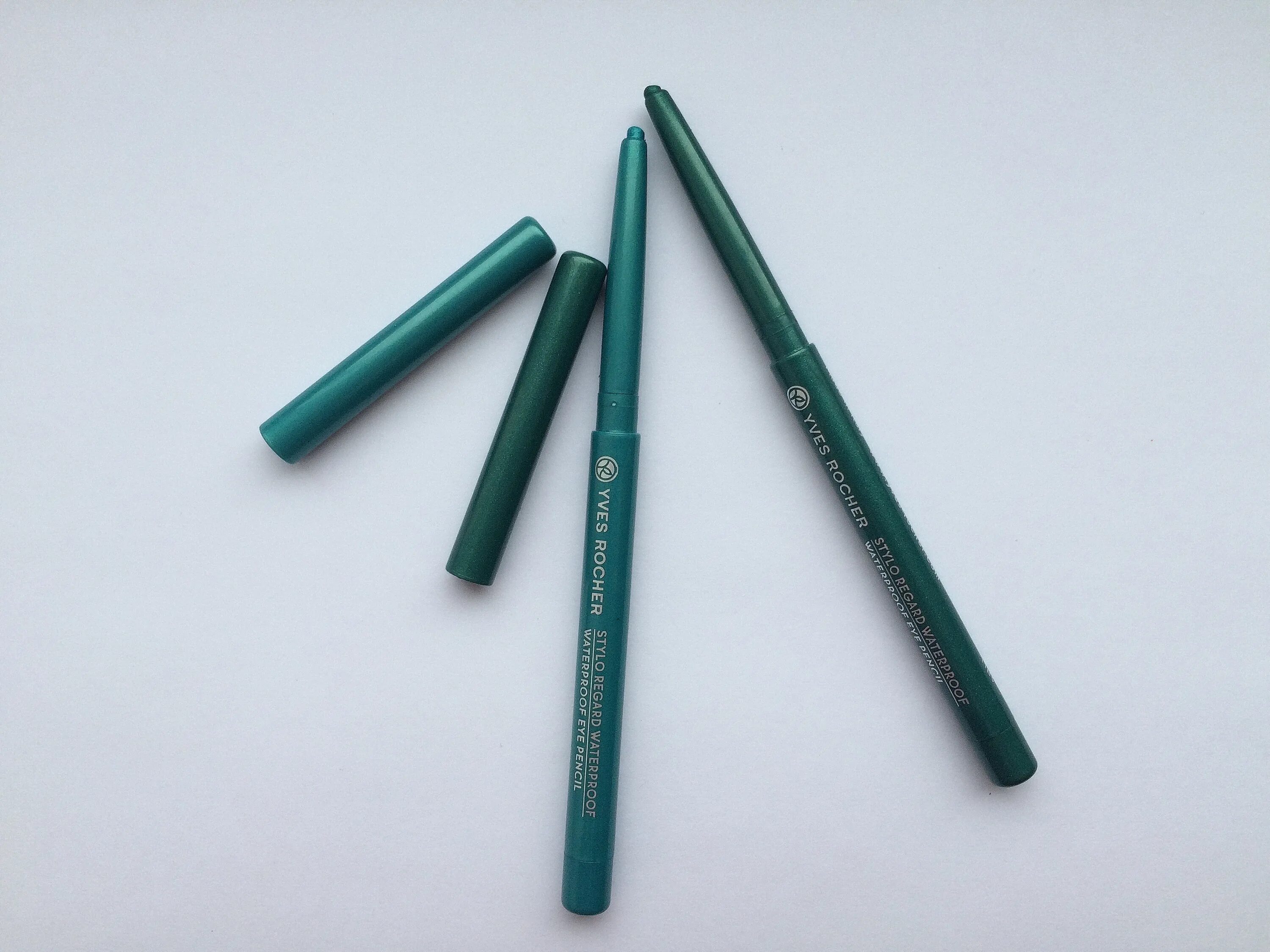 Купить зеленый карандаш. Ив Роше карандаш водостойкий для глаз зеленый. Карандаш для глаз Ив Роше 02. Ив Роше карандаш подводка для глаз водостойкая. Салатовый карандаш для глаз.