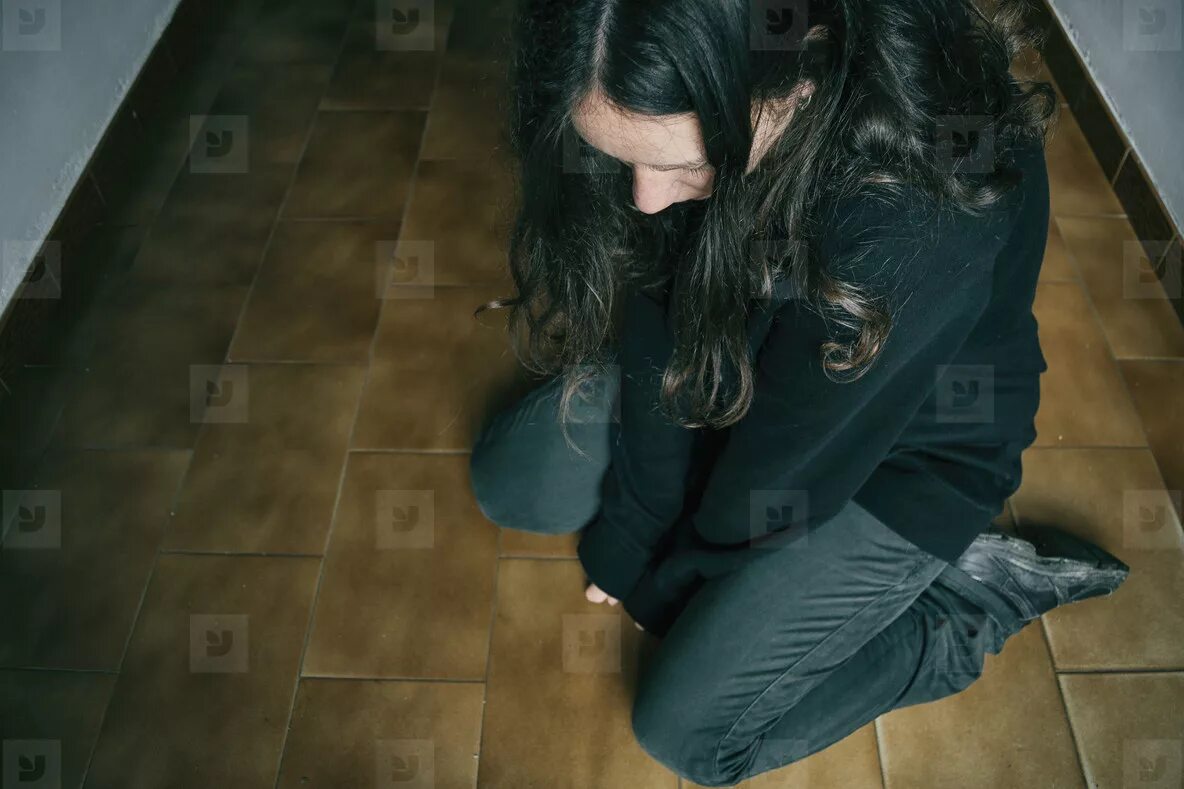 бабы стоят на коленях. бабы стоят на коленях. послушная девушка. мужчина и женщина стоят на коленях. девушка на коленях брюнетка.