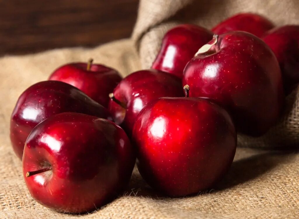 Видеть во красные яблоки. Ред Делишес. Яблоня ред Делишес. Яблоки Роял Делишес. Red delicious яблоки.